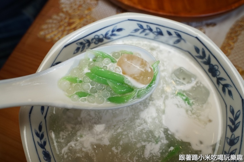 艷麗南洋鹹甜食。南洋道地口味巴東牛肉薑黃雞.娘惹糕- 跟著踢小米吃喝玩樂趣