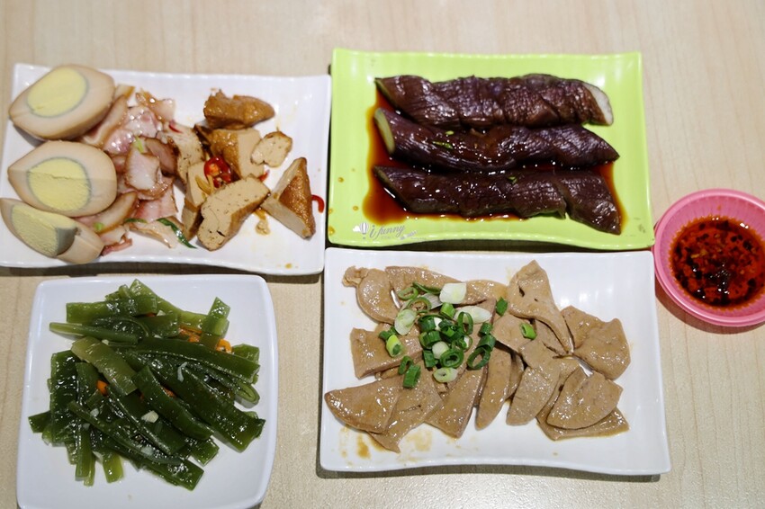 新北市林口區林口美食 | 老占元拉麵大王 5000多則評論高達4.4分 推薦吃法-乾拉麵加上牛肉湯