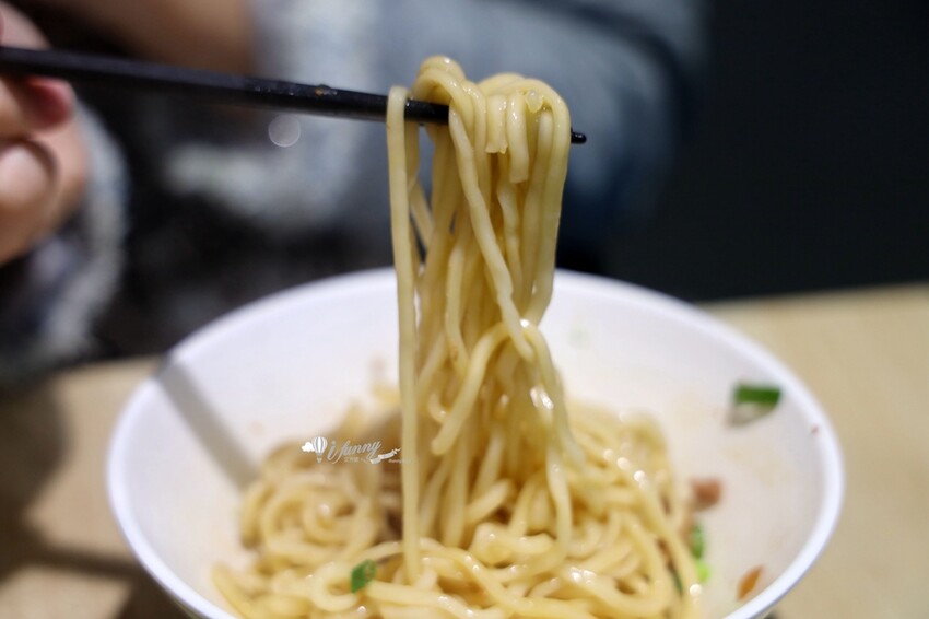 新北市林口區林口美食 | 老占元拉麵大王 5000多則評論高達4.4分 推薦吃法-乾拉麵加上牛肉湯