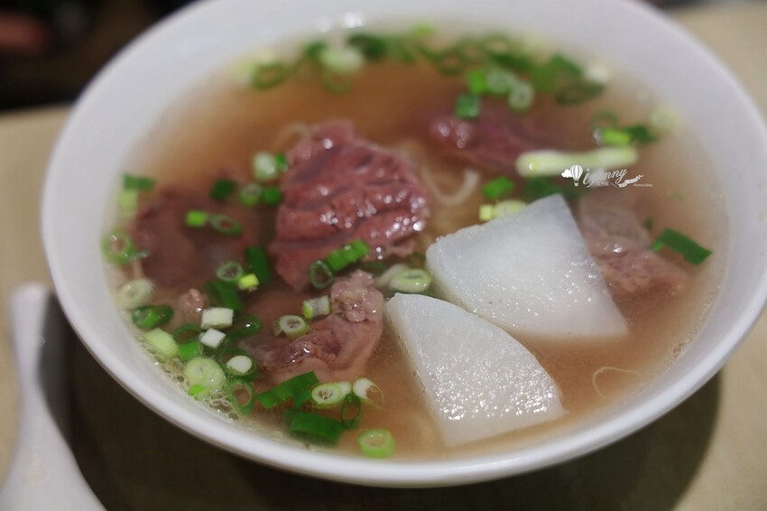 新北市林口區林口美食 | 老占元拉麵大王 5000多則評論高達4.4分 推薦吃法-乾拉麵加上牛肉湯