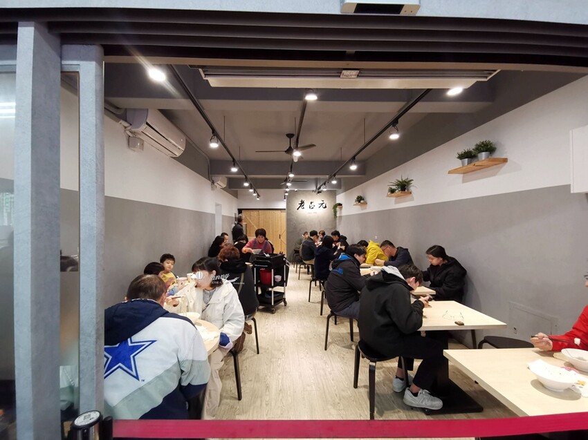 新北市林口區林口美食 | 老占元拉麵大王 5000多則評論高達4.4分 推薦吃法-乾拉麵加上牛肉湯