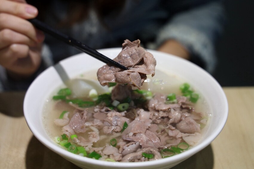 新北市林口區林口美食 | 老占元拉麵大王 5000多則評論高達4.4分 推薦吃法-乾拉麵加上牛肉湯