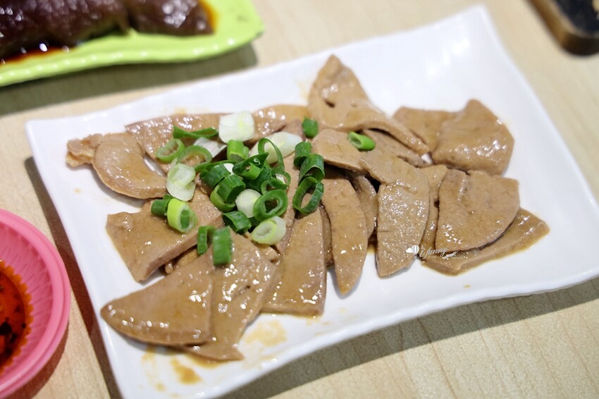 新北市林口區林口美食 | 老占元拉麵大王 5000多則評論高達4.4分 推薦吃法-乾拉麵加上牛肉湯