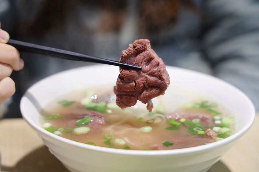 新北市林口區林口美食 | 老占元拉麵大王 5000多則評論高達4.4分 推薦吃法-乾拉麵加上牛肉湯