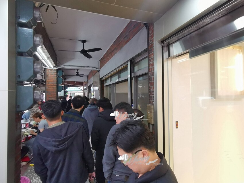 新北市林口區林口美食 | 老占元拉麵大王 5000多則評論高達4.4分 推薦吃法-乾拉麵加上牛肉湯