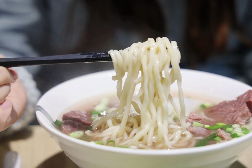 新北市林口區林口美食 | 老占元拉麵大王 5000多則評論高達4.4分 推薦吃法-乾拉麵加上牛肉湯