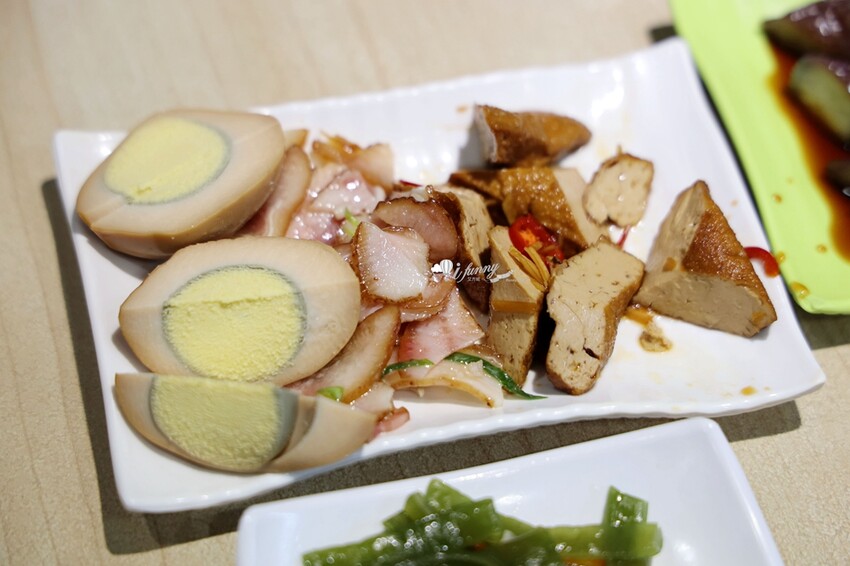 新北市林口區林口美食 | 老占元拉麵大王 5000多則評論高達4.4分 推薦吃法-乾拉麵加上牛肉湯