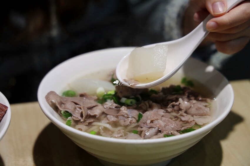 新北市林口區林口美食 | 老占元拉麵大王 5000多則評論高達4.4分 推薦吃法-乾拉麵加上牛肉湯