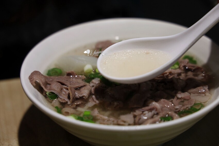 新北市林口區林口美食 | 老占元拉麵大王 5000多則評論高達4.4分 推薦吃法-乾拉麵加上牛肉湯