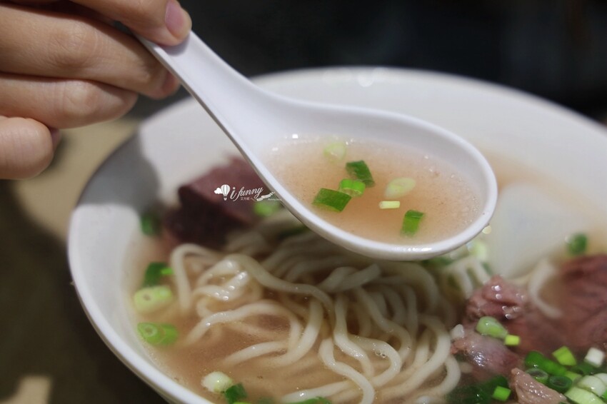 新北市林口區林口美食 | 老占元拉麵大王 5000多則評論高達4.4分 推薦吃法-乾拉麵加上牛肉湯