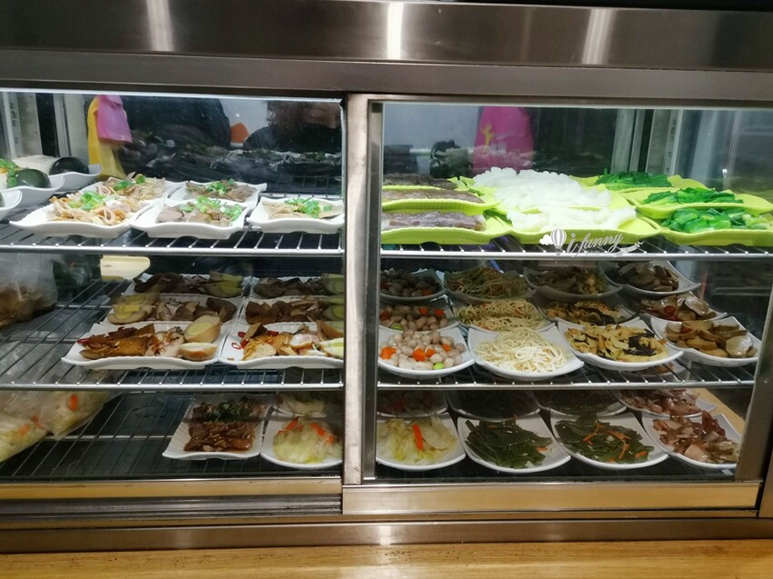 新北市林口區林口美食 | 老占元拉麵大王 5000多則評論高達4.4分 推薦吃法-乾拉麵加上牛肉湯