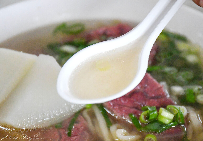 蘿蔔清湯為基底的拉麵│超推清燉牛肉拉麵