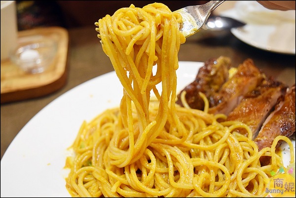 木門咖啡Wooden Door:台中高質感咖啡店。木門咖啡。木門天花板、鮮綠植栽牆、美食IG拍照熱點