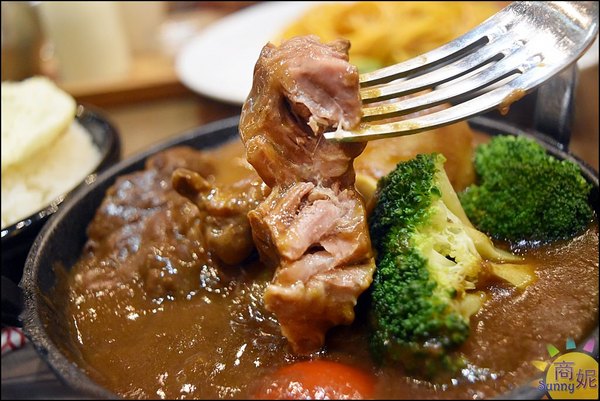 木門咖啡Wooden Door:台中高質感咖啡店。木門咖啡。木門天花板、鮮綠植栽牆、美食IG拍照熱點