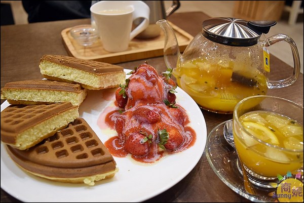 木門咖啡Wooden Door:台中高質感咖啡店。木門咖啡。木門天花板、鮮綠植栽牆、美食IG拍照熱點