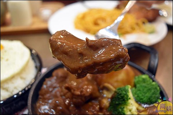 木門咖啡Wooden Door:台中高質感咖啡店。木門咖啡。木門天花板、鮮綠植栽牆、美食IG拍照熱點