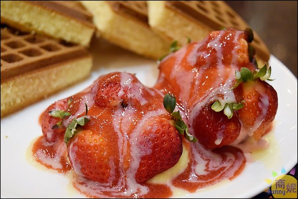 木門咖啡Wooden Door:台中高質感咖啡店。木門咖啡。木門天花板、鮮綠植栽牆、美食IG拍照熱點