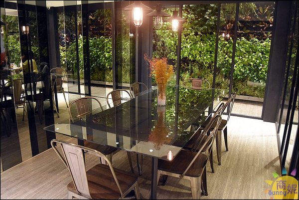 木門咖啡Wooden Door:台中高質感咖啡店。木門咖啡。木門天花板、鮮綠植栽牆、美食IG拍照熱點