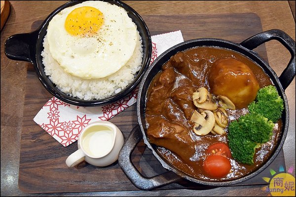 木門咖啡Wooden Door:台中高質感咖啡店。木門咖啡。木門天花板、鮮綠植栽牆、美食IG拍照熱點