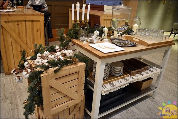 木門咖啡Wooden Door:台中高質感咖啡店。木門咖啡。木門天花板、鮮綠植栽牆、美食IG拍照熱點