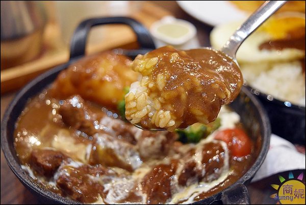 木門咖啡Wooden Door:台中高質感咖啡店。木門咖啡。木門天花板、鮮綠植栽牆、美食IG拍照熱點