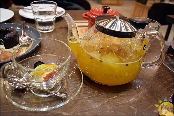 木門咖啡Wooden Door:台中高質感咖啡店。木門咖啡。木門天花板、鮮綠植栽牆、美食IG拍照熱點