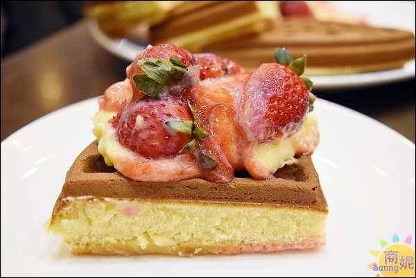 木門咖啡Wooden Door:台中高質感咖啡店。木門咖啡。木門天花板、鮮綠植栽牆、美食IG拍照熱點