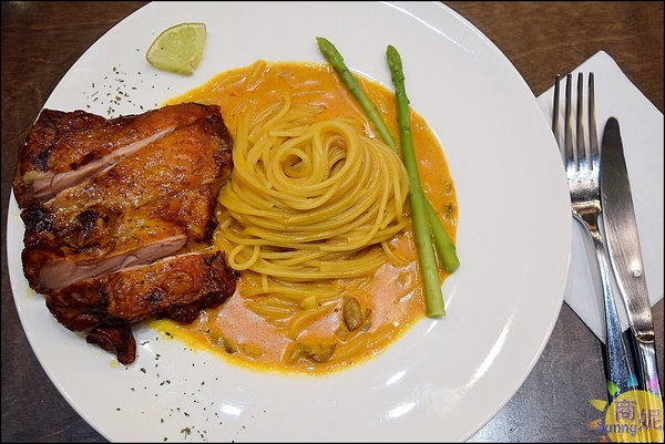 木門咖啡Wooden Door:台中高質感咖啡店。木門咖啡。木門天花板、鮮綠植栽牆、美食IG拍照熱點