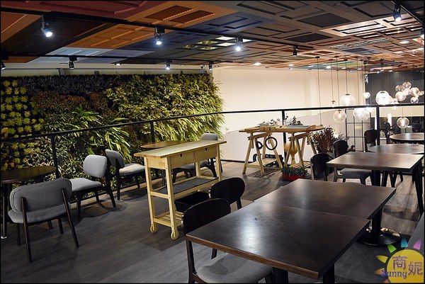 木門咖啡Wooden Door:台中高質感咖啡店。木門咖啡。木門天花板、鮮綠植栽牆、美食IG拍照熱點