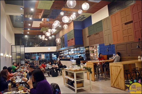 木門咖啡Wooden Door:台中高質感咖啡店。木門咖啡。木門天花板、鮮綠植栽牆、美食IG拍照熱點