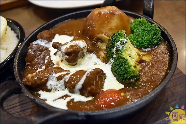 木門咖啡Wooden Door:台中高質感咖啡店。木門咖啡。木門天花板、鮮綠植栽牆、美食IG拍照熱點