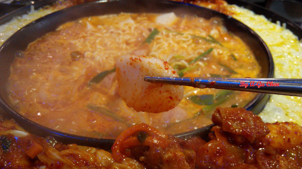 OMAYA春川炒雞(台南永華店)：☆口碑券No.16☆【臺南Ω中西區】Omaya春川炒雞（永華店）。辛普森湯一鍋三吃，兩人份三人飽