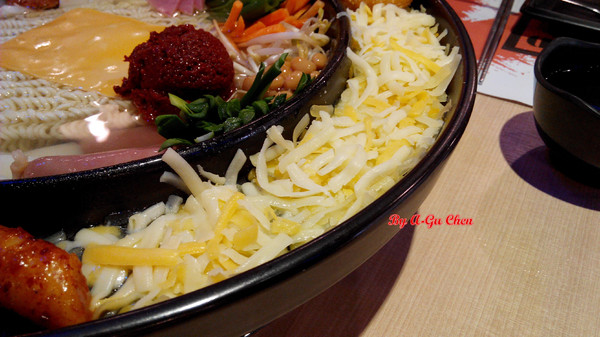 OMAYA春川炒雞(台南永華店)：☆口碑券No.16☆【臺南Ω中西區】Omaya春川炒雞（永華店）。辛普森湯一鍋三吃，兩人份三人飽