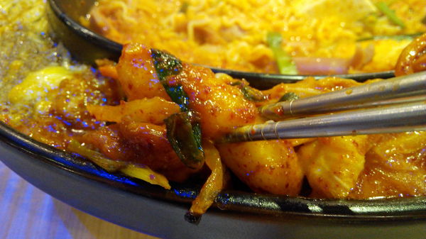 OMAYA春川炒雞(台南永華店)：☆口碑券No.16☆【臺南Ω中西區】Omaya春川炒雞（永華店）。辛普森湯一鍋三吃，兩人份三人飽