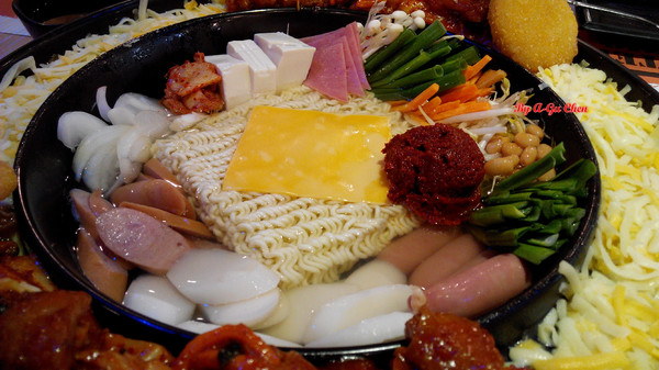 OMAYA春川炒雞(台南永華店)：☆口碑券No.16☆【臺南Ω中西區】Omaya春川炒雞（永華店）。辛普森湯一鍋三吃，兩人份三人飽