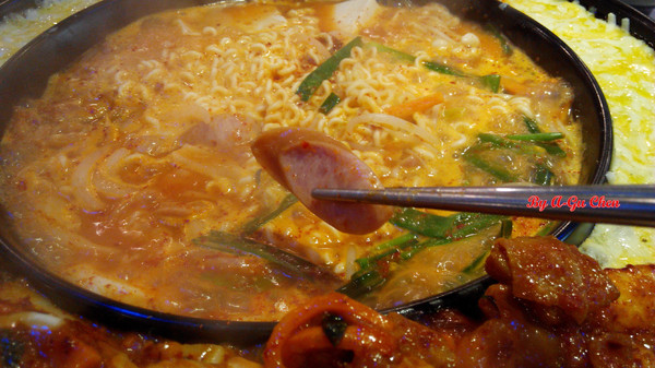 OMAYA春川炒雞(台南永華店)：☆口碑券No.16☆【臺南Ω中西區】Omaya春川炒雞（永華店）。辛普森湯一鍋三吃，兩人份三人飽