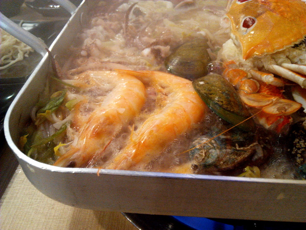 OMAYA春川炒雞(台南永華店)： ☆口碑券No.11☆【臺南Ω中西區】Omaya春川炒雞（永華店）。釜山巨無霸海鮮盆，各種新鮮食材超澎湃