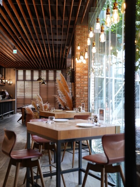 【台中食記】純原木燒烤柴燒特色料理〔 FORE restaurant 〕，fine dining餐點精緻美味，美式鄉村風玻璃屋浪漫約會，還有提供包廂包場服務。