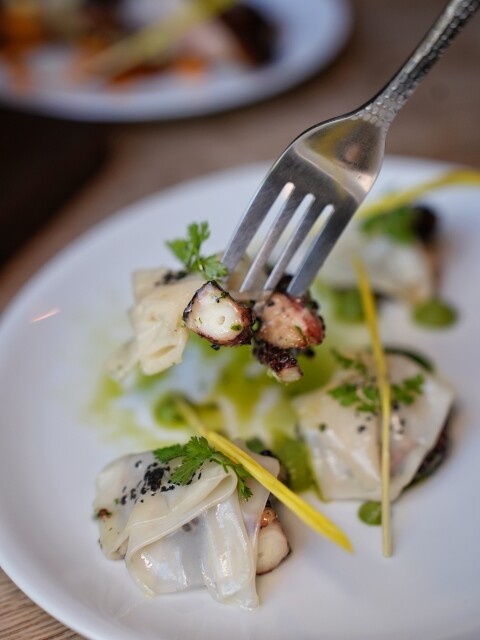 【台中食記】純原木燒烤柴燒特色料理〔 FORE restaurant 〕，fine dining餐點精緻美味，美式鄉村風玻璃屋浪漫約會，還有提供包廂包場服務。