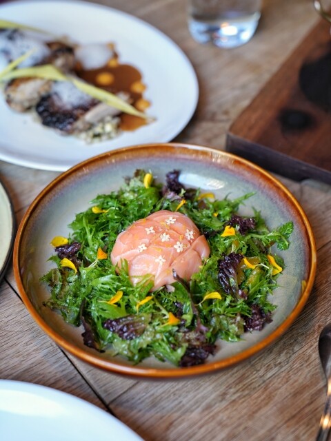 【台中食記】純原木燒烤柴燒特色料理〔 FORE restaurant 〕，fine dining餐點精緻美味，美式鄉村風玻璃屋浪漫約會，還有提供包廂包場服務。