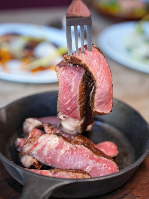 【台中食記】純原木燒烤柴燒特色料理〔 FORE restaurant 〕，fine dining餐點精緻美味，美式鄉村風玻璃屋浪漫約會，還有提供包廂包場服務。