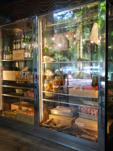 【台中食記】純原木燒烤柴燒特色料理〔 FORE restaurant 〕，fine dining餐點精緻美味，美式鄉村風玻璃屋浪漫約會，還有提供包廂包場服務。