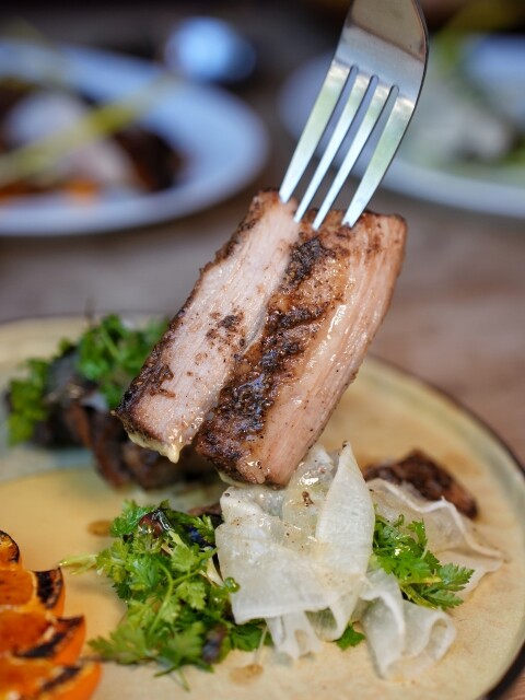 【台中食記】純原木燒烤柴燒特色料理〔 FORE restaurant 〕，fine dining餐點精緻美味，美式鄉村風玻璃屋浪漫約會，還有提供包廂包場服務。