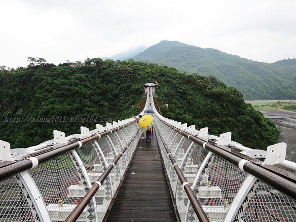 山川琉璃吊橋：細雨霏霏。山川琉璃吊橋~