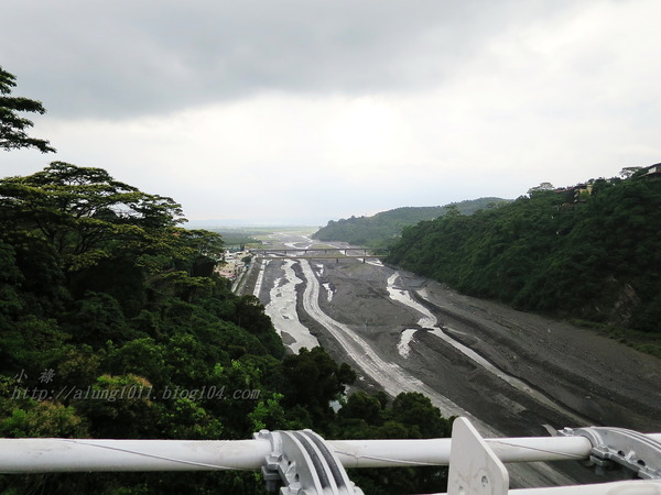 山川琉璃吊橋：細雨霏霏。山川琉璃吊橋~