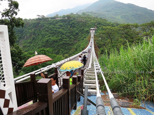 山川琉璃吊橋：細雨霏霏。山川琉璃吊橋~