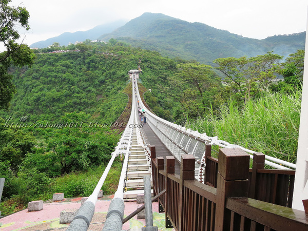 山川琉璃吊橋：細雨霏霏。山川琉璃吊橋~