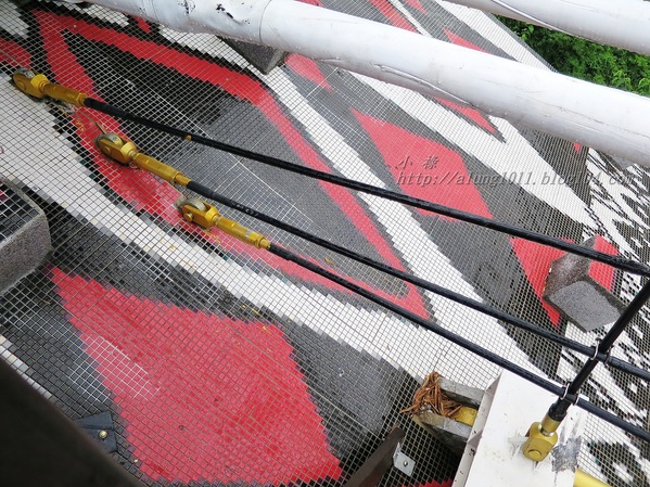 山川琉璃吊橋：細雨霏霏。山川琉璃吊橋~