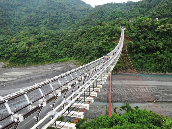 山川琉璃吊橋：細雨霏霏。山川琉璃吊橋~