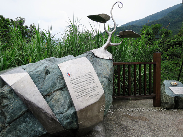 山川琉璃吊橋：細雨霏霏。山川琉璃吊橋~